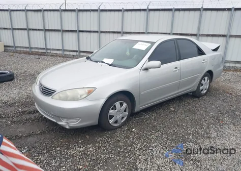 2005 Toyota Camry Le z USA, uszkodzony, nr VIN 4T1BE32K05U599634